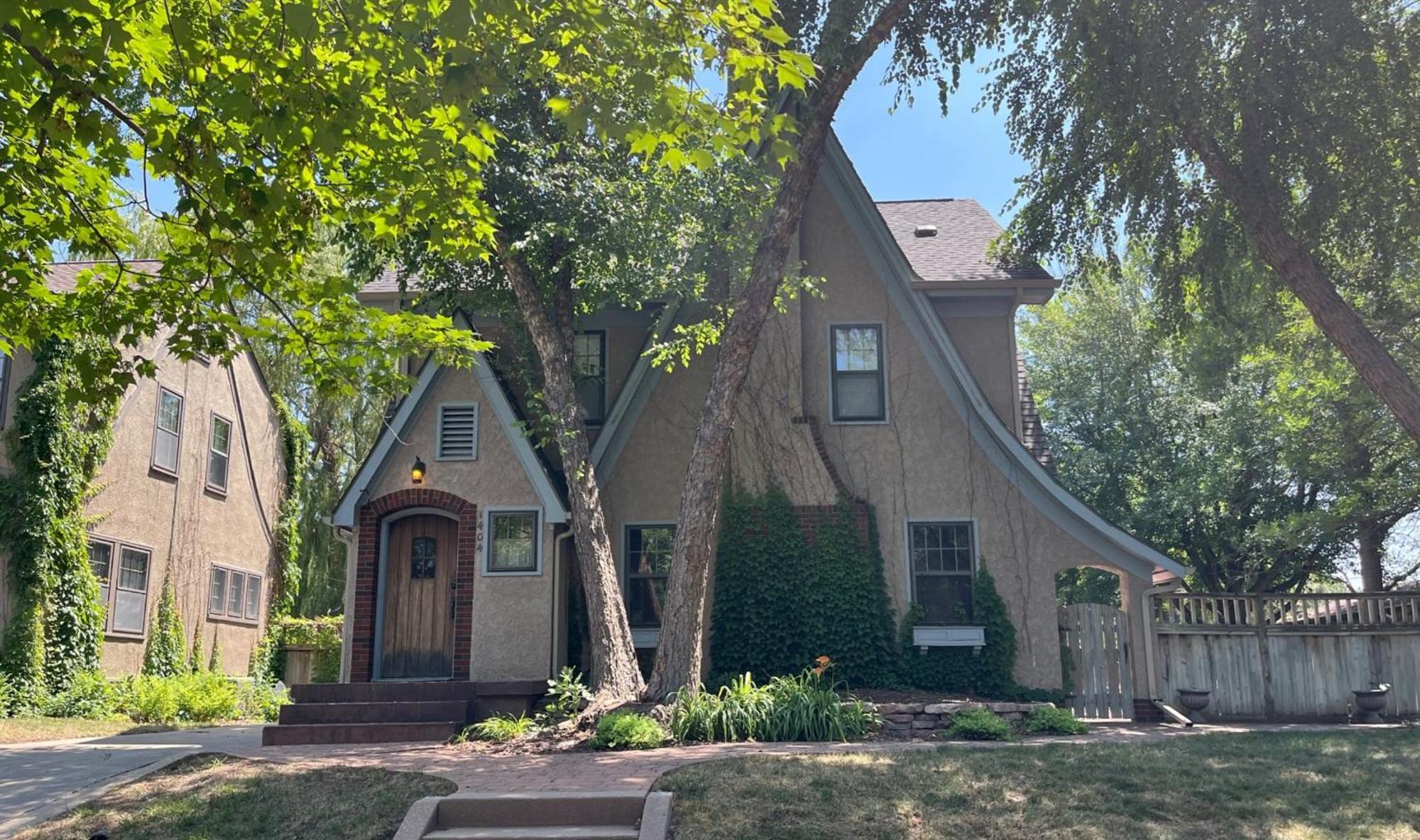 Historic Twin Tudors Inn Sioux Falls Exterior photo